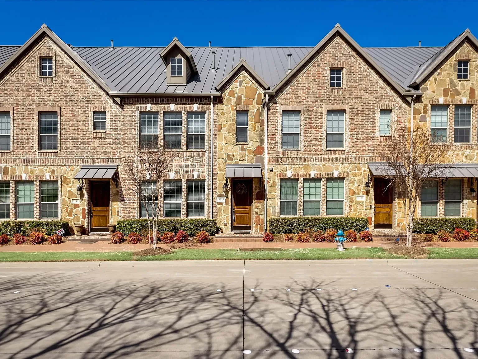 3 bed, 3.5 bath, 1985 sqft, $2,899 — Photo 2