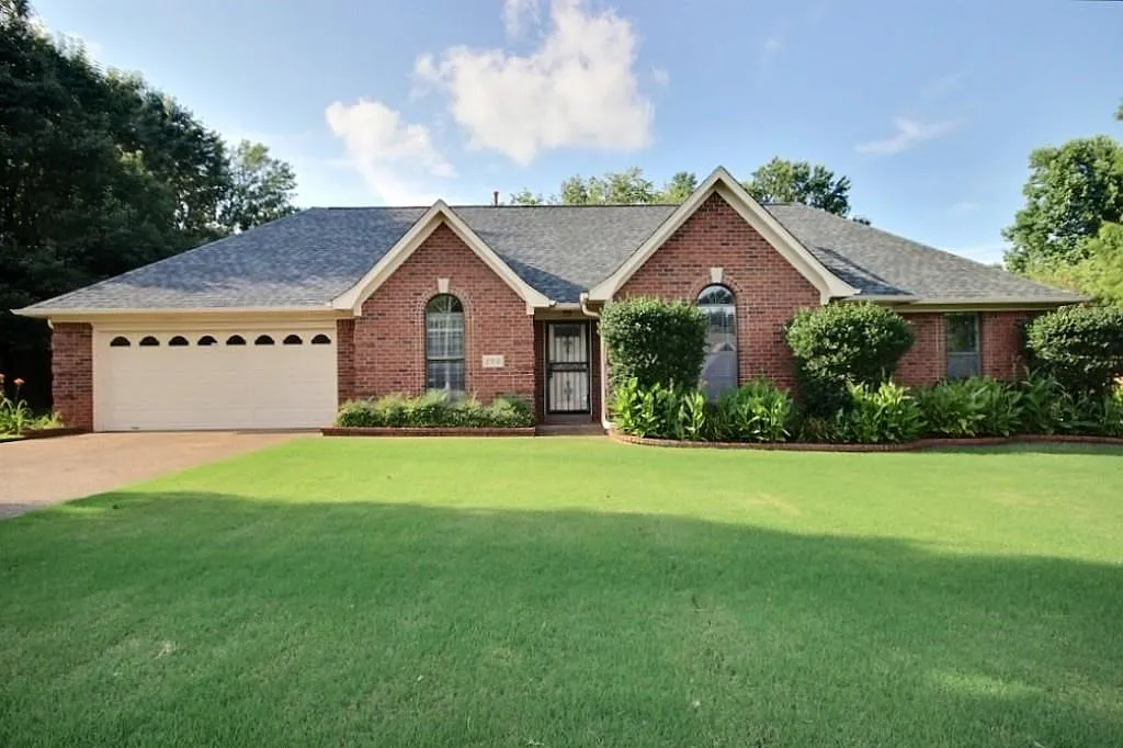 3 bed, 2.0 bath, 2130 sqft, $2,400 — Photo 1