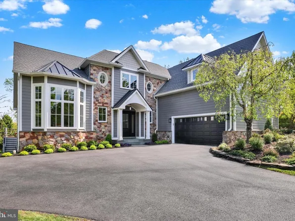 111 Pinewood Cir, New Hope, PA 18938