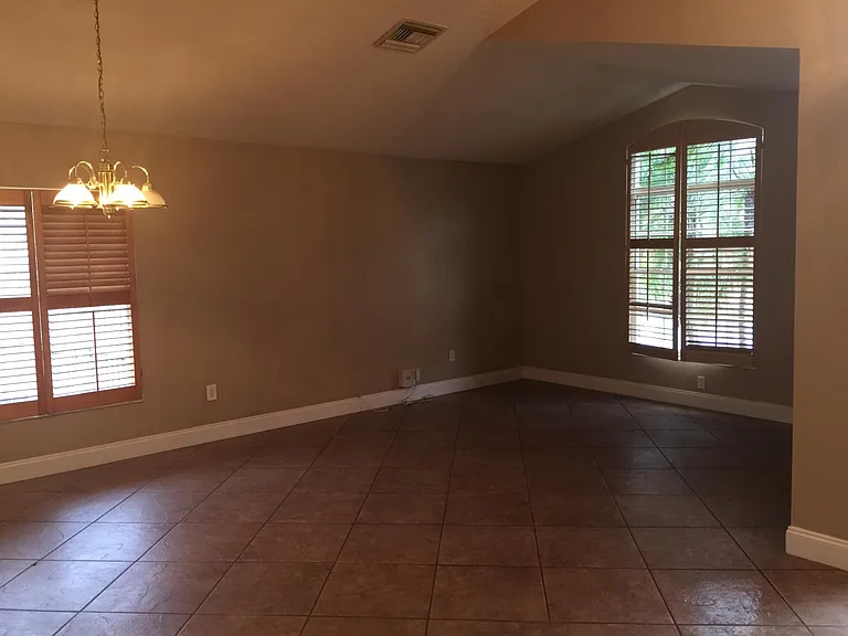 2409 Clareside Dr — Photo 15