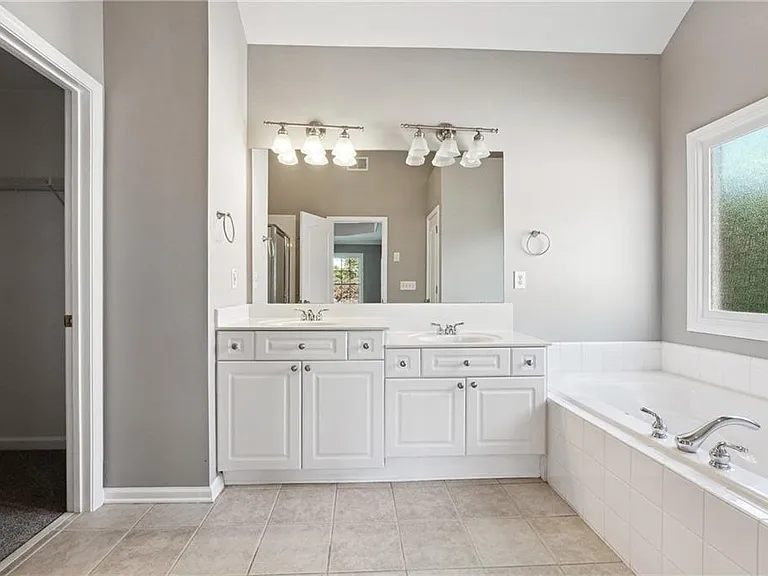 230 Brookeivey Ln — Photo 17