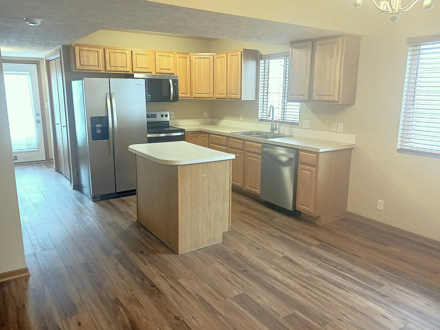 3 bed, 1331 sqft, $1,695 — Photo 2