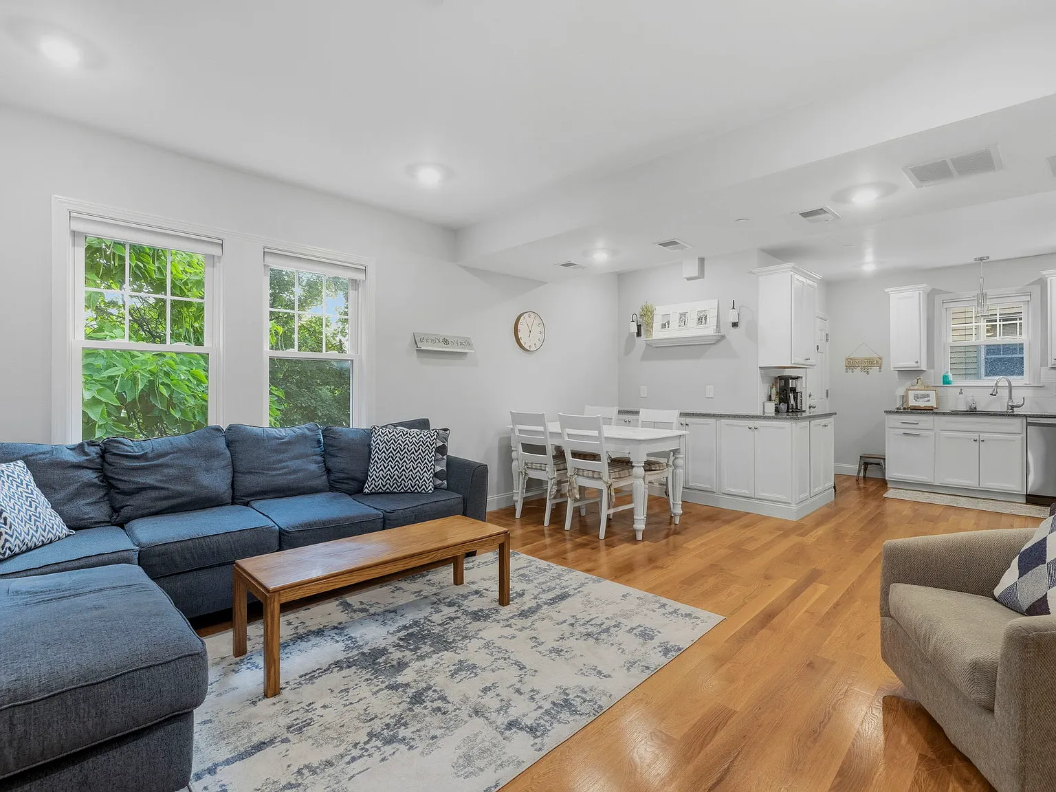 3 bed, 1193 sqft, $3,400 — Photo 2