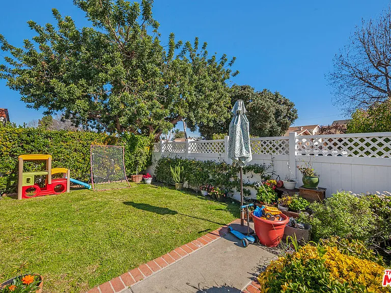 2227 Alsace Ave — Photo 6