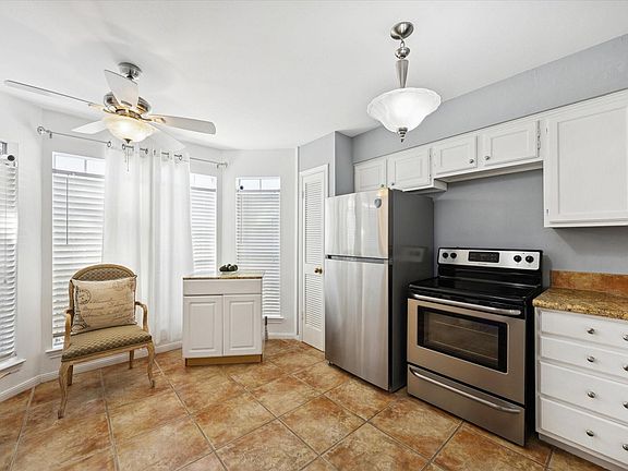 4th image of 926 Rutland St