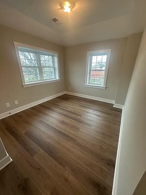 303 Manchester Ave - Second Floor Front Apartment - 2F — Photo 3