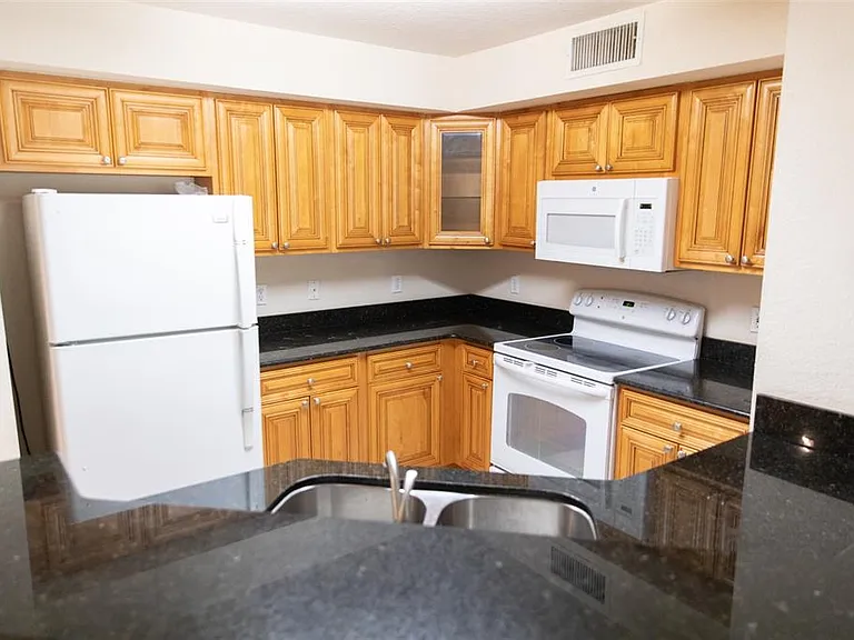 822 Camargo Way #208 — Photo 6