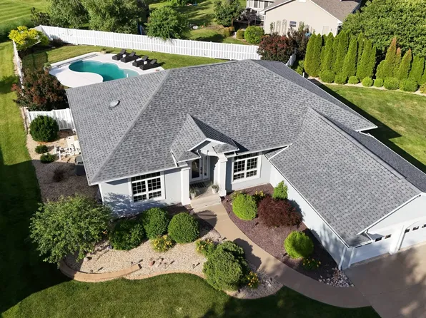 4 Fairway Dr, Monmouth, IL 61462