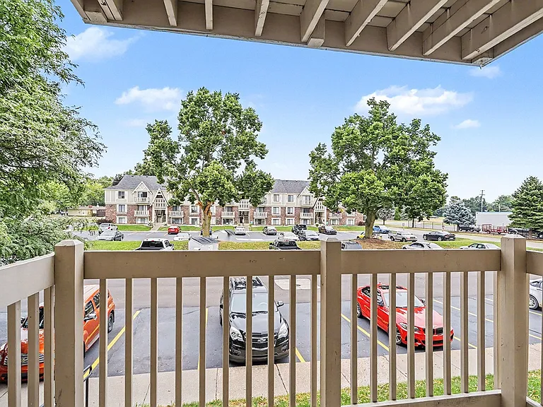 Fairlane Apartments — Photo 42