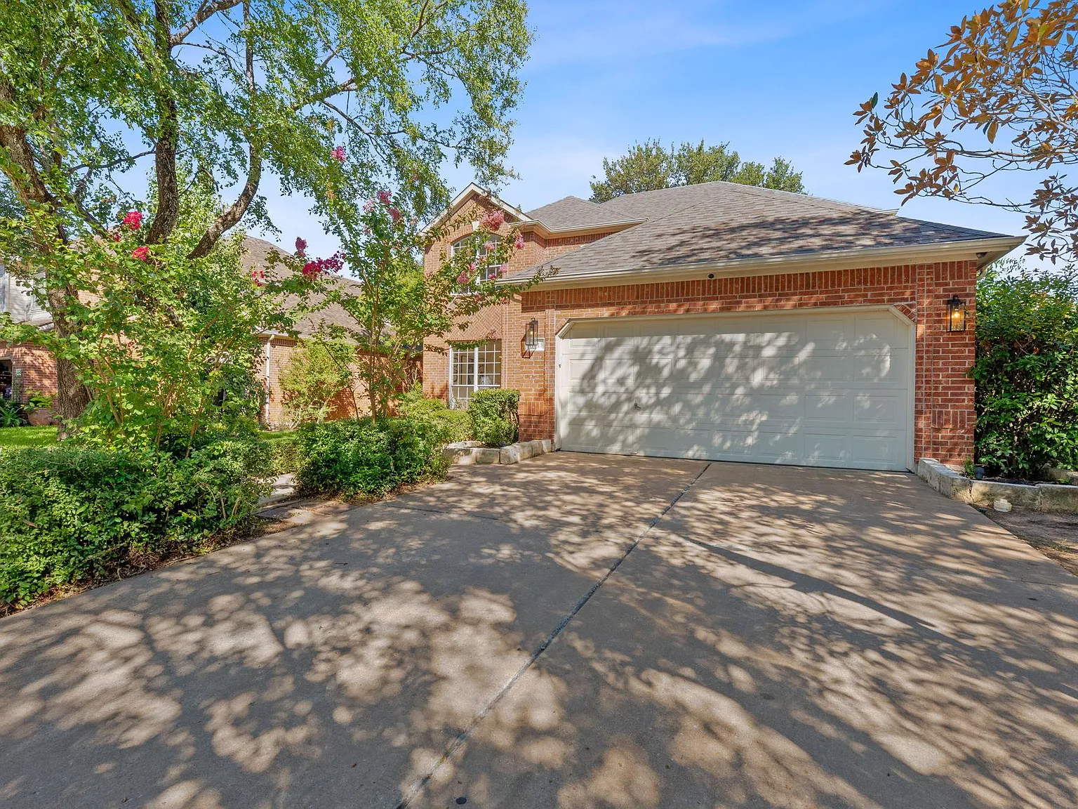 4 bed, 2.5 bath, 2300 sqft, $3,000 — Photo 3
