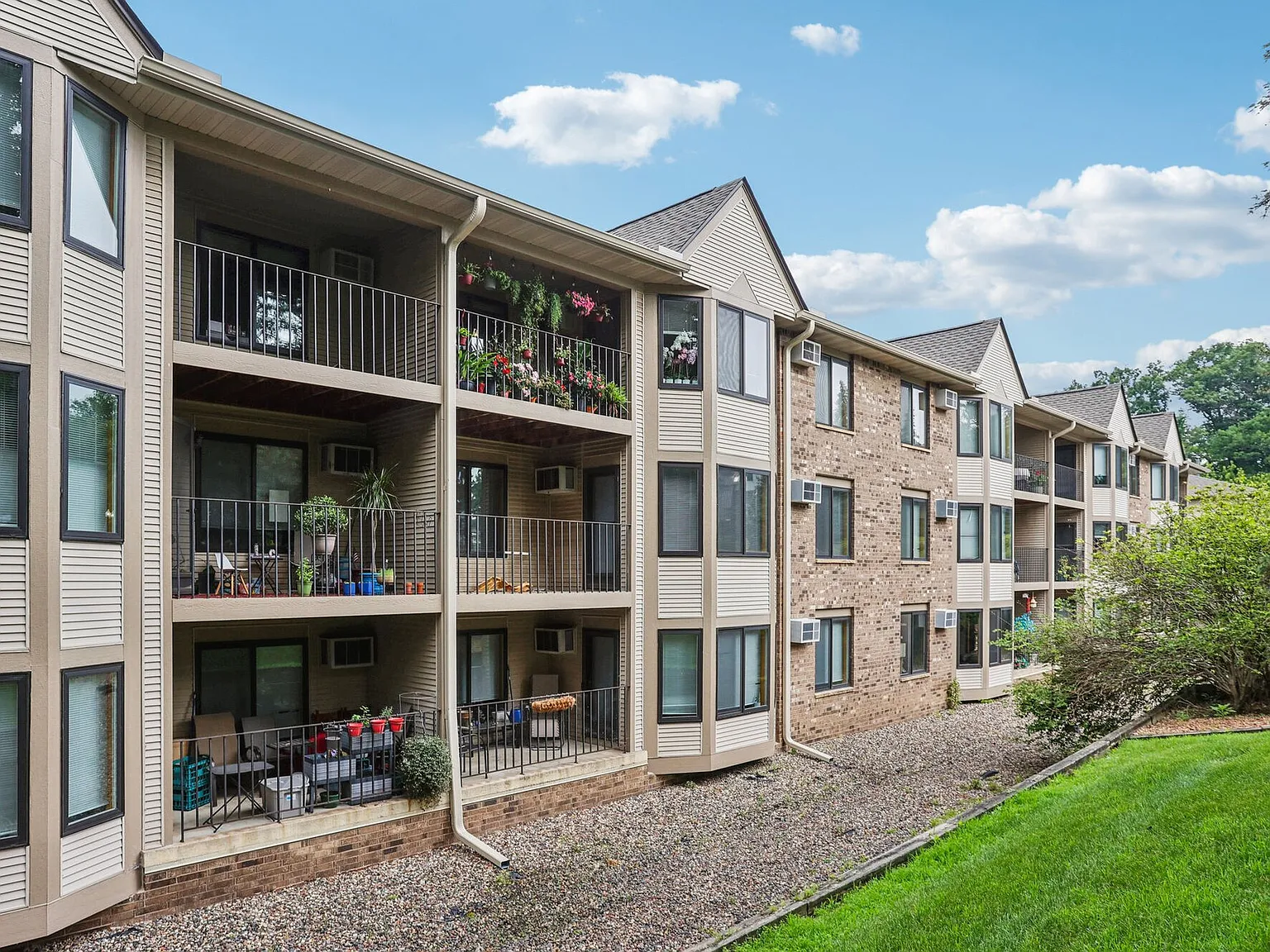 Vernon Oaks Apartments — Photo 2