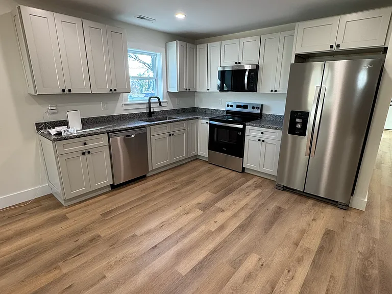 2204 Chester St — Photo 4