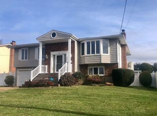 126 Pequa Pl, Massapequa, NY 11758