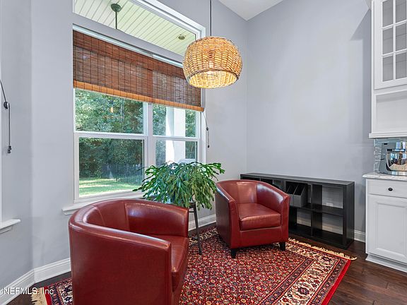 5th image of 455 CLOISTERBANE Drive