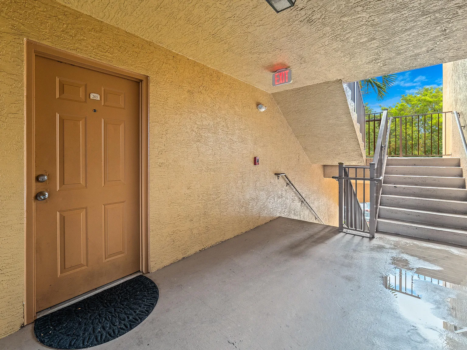2 bed, 2.0 bath, 1060 sqft, $2,000 — Photo 3