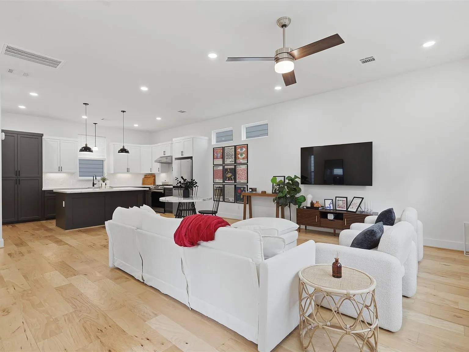 3 bed, 3.5 bath, 1895 sqft, $2,500 — Photo 4