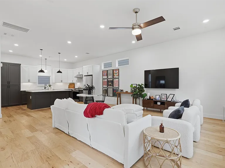 714 W Donovan St #A — Photo 4