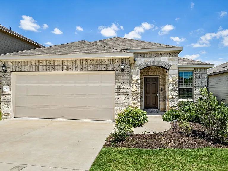 216 The Duke Dr — Photo 2