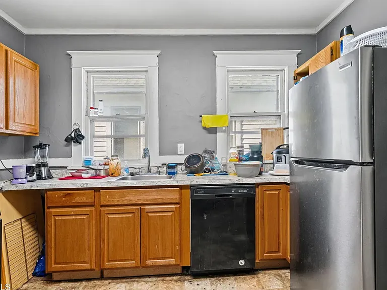569 Washington Ave — Photo 4