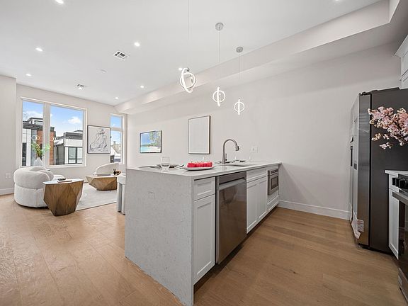 3rd image of 31 Graham St #2