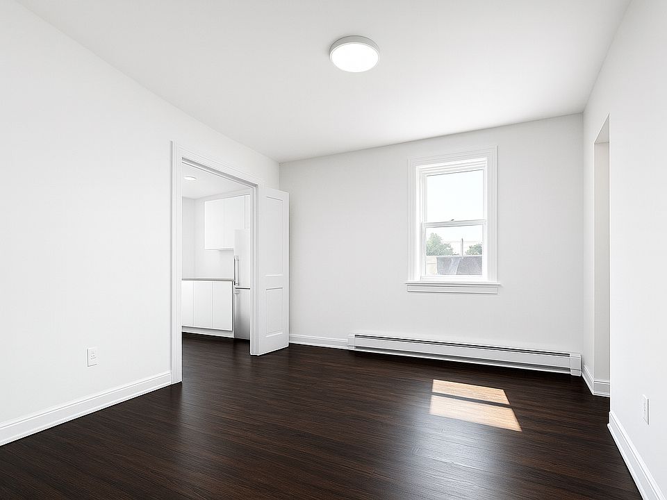 2nd image of 37 Cornelia St Unit Penthouse 1