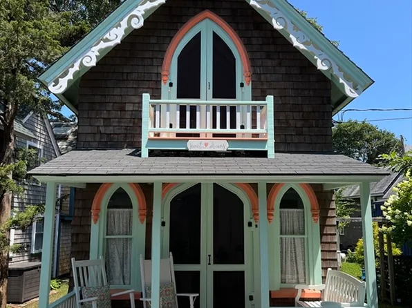 2 Fisk Ave, Oak Bluffs, MA 02557