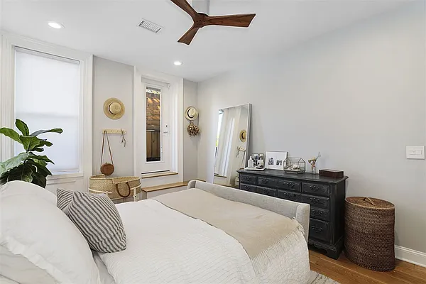 Sold by Keller Williams City Life Realty | media 6