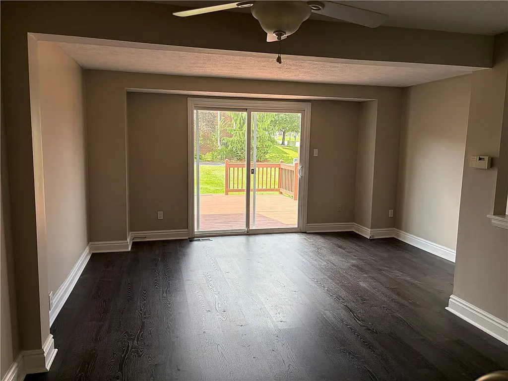 2 bed, 1.5 bath, 960 sqft, $1,300 — Photo 3