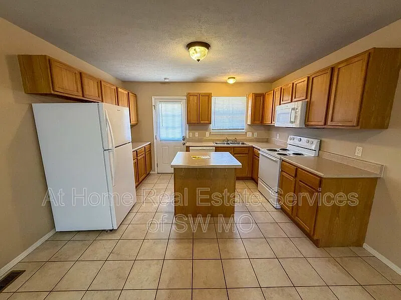 3 bed, 2.0 bath, 1559 sqft, $1,330 — Photo 4