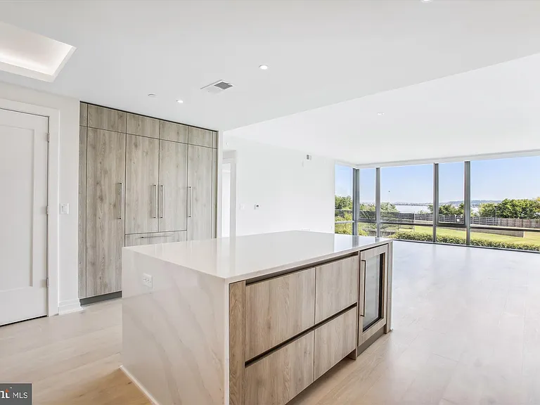 1201 N Royal St #205 — Photo 8