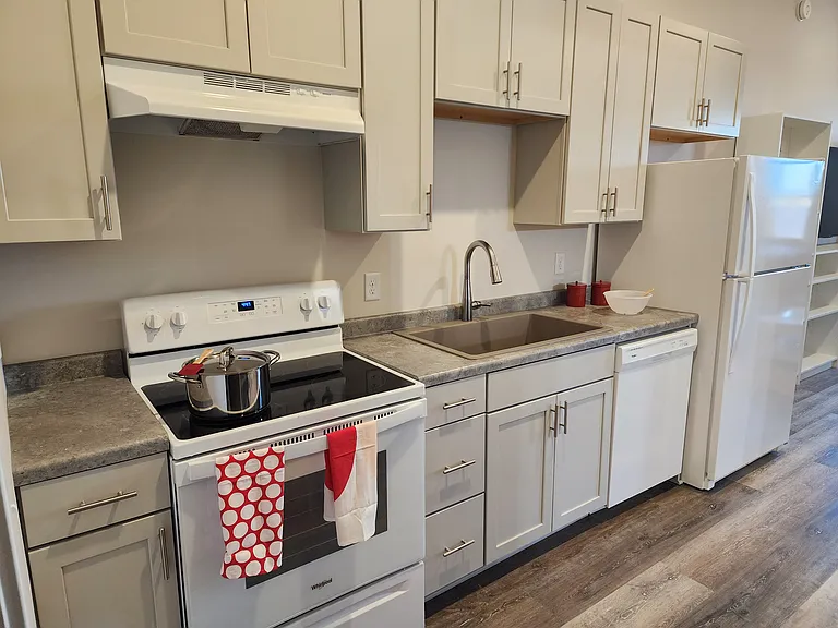 121 Main St S — Photo 2