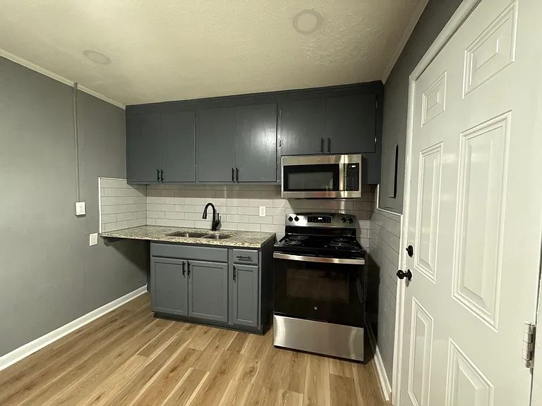 913 Pender St S — Photo 7