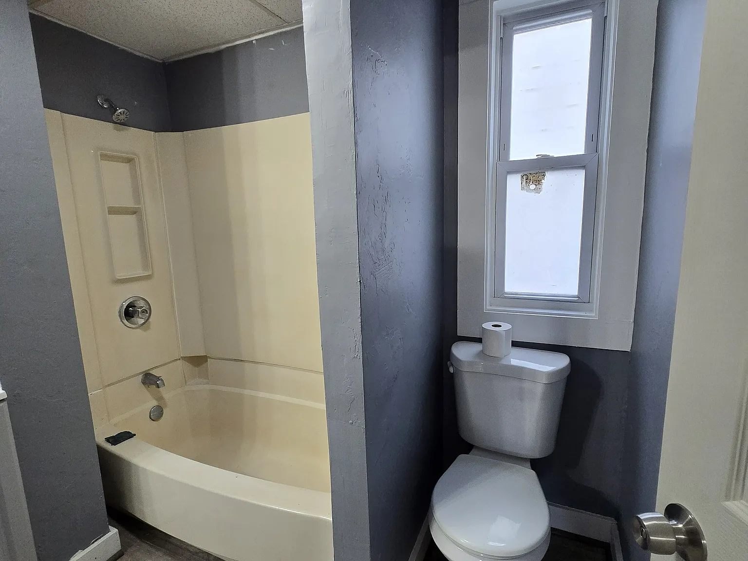 4 bed, 950 sqft, $2,100 — Photo 3