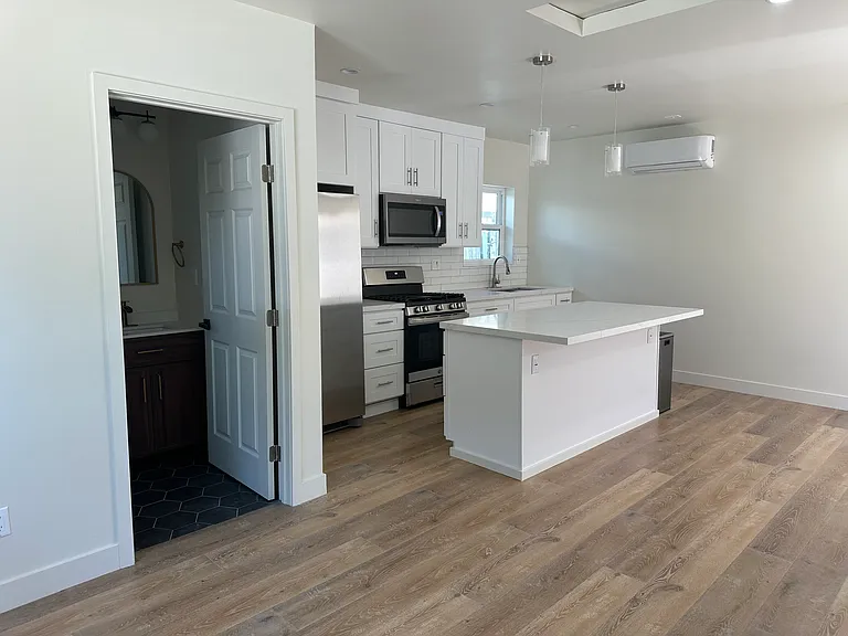 10206 Erie St — Photo 3