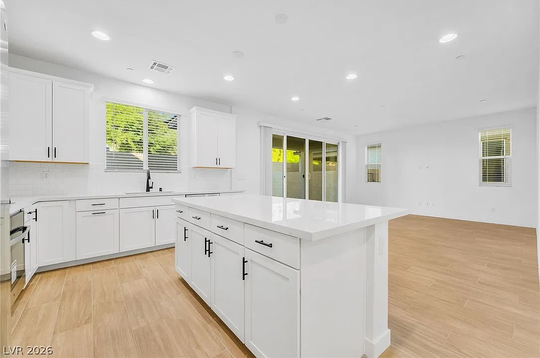 4 bed, 3.0 bath, 2310 sqft, $2,695 — Photo 4