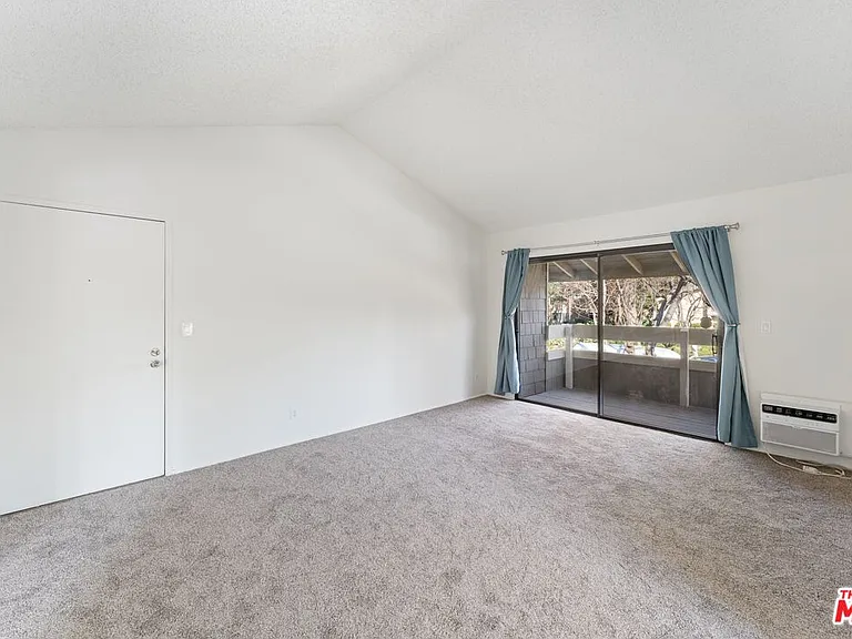 4 Streamwood — Photo 5