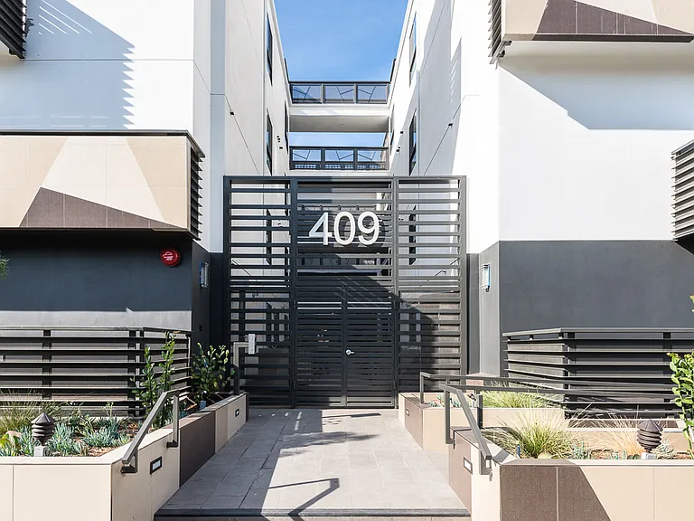 Front Entrance of Hayworth Hyde