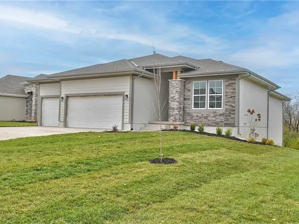 147 S Singletree St, Olathe, KS 66061