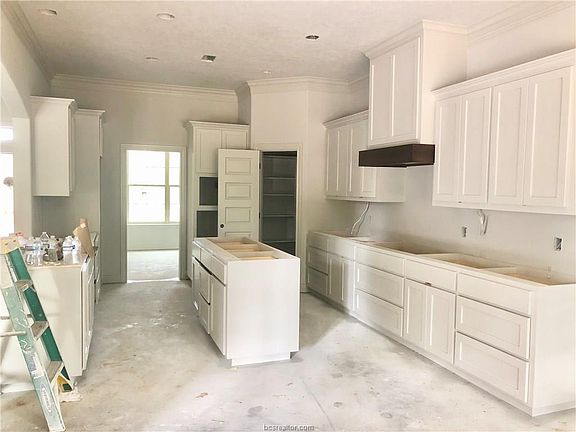 5th image of 2705 Thornberry Dr