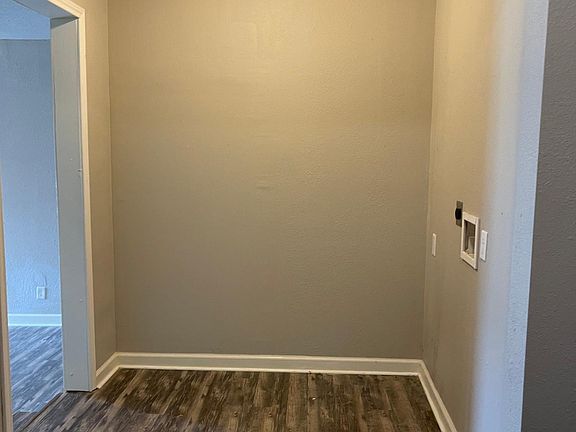 Washer & Dryer hookups