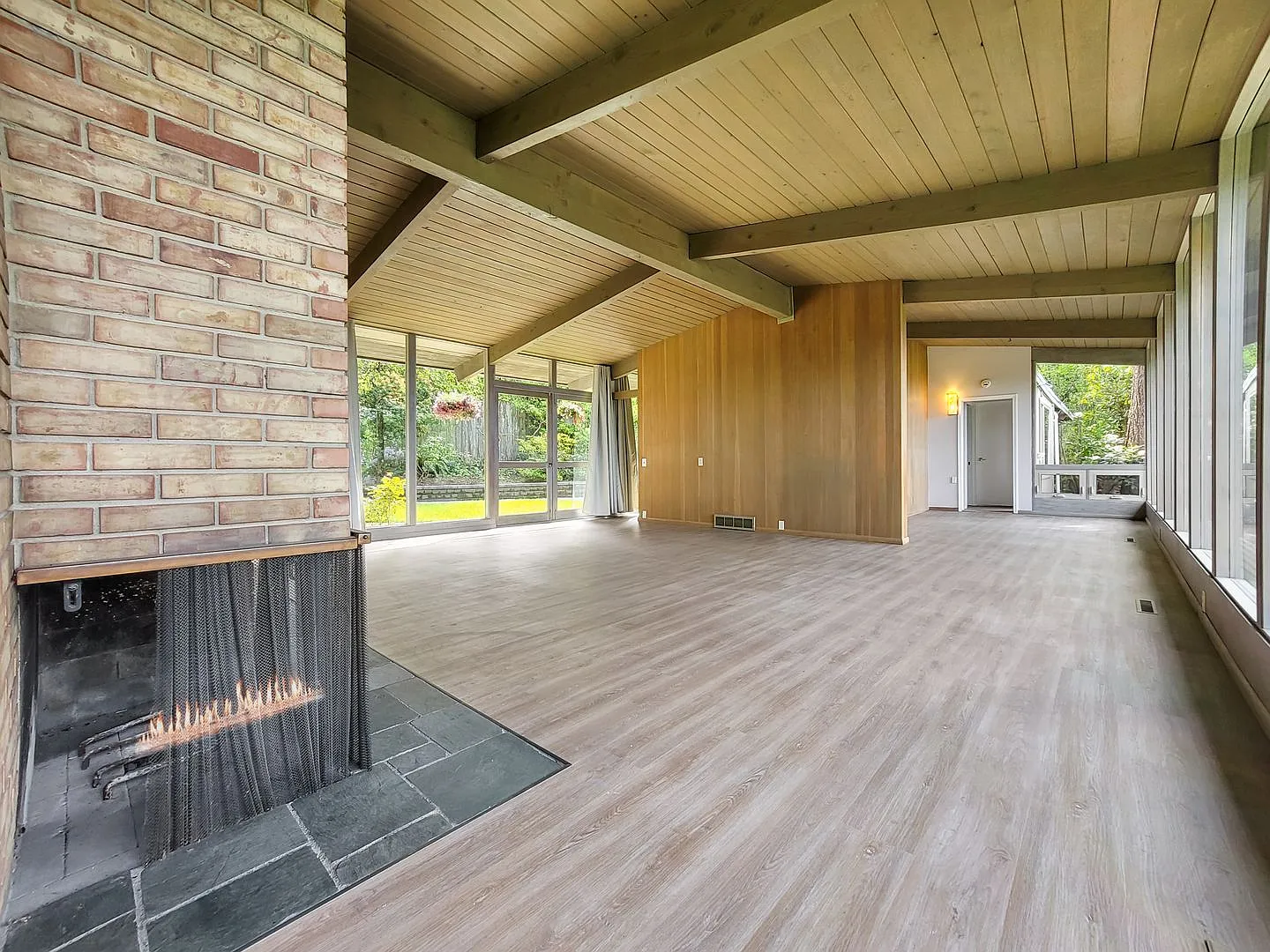 Vintage architectural home looking over Seattle and Bellevue metropolitan skyline. — Photo 4
