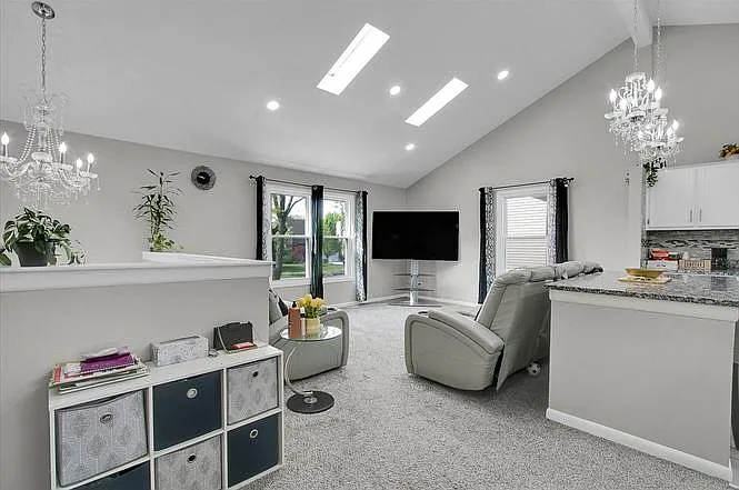 2080 Maplewood Cir — Photo 3