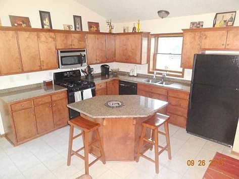 Kitchen w/island, granite counters & maple cabinets
