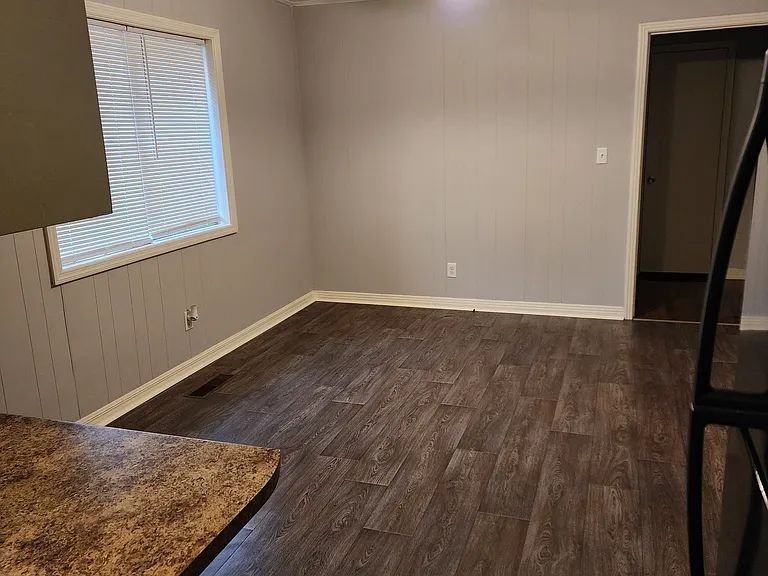 205 Lawrence Dr — Photo 6