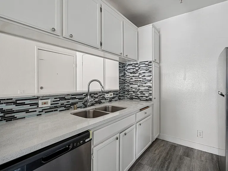 11657 Oxnard Str. — Photo 29