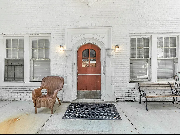 2-701 E Pkwy S — Photo 1