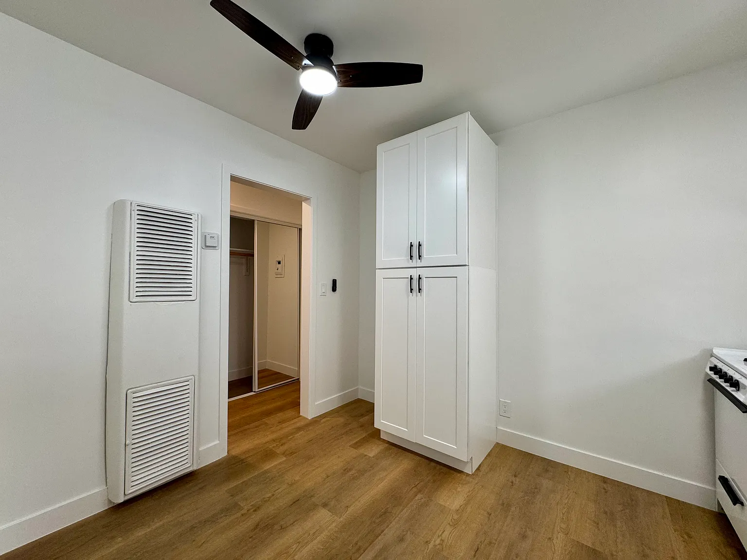 Studio, 700 sqft, $1,921 — Photo 2