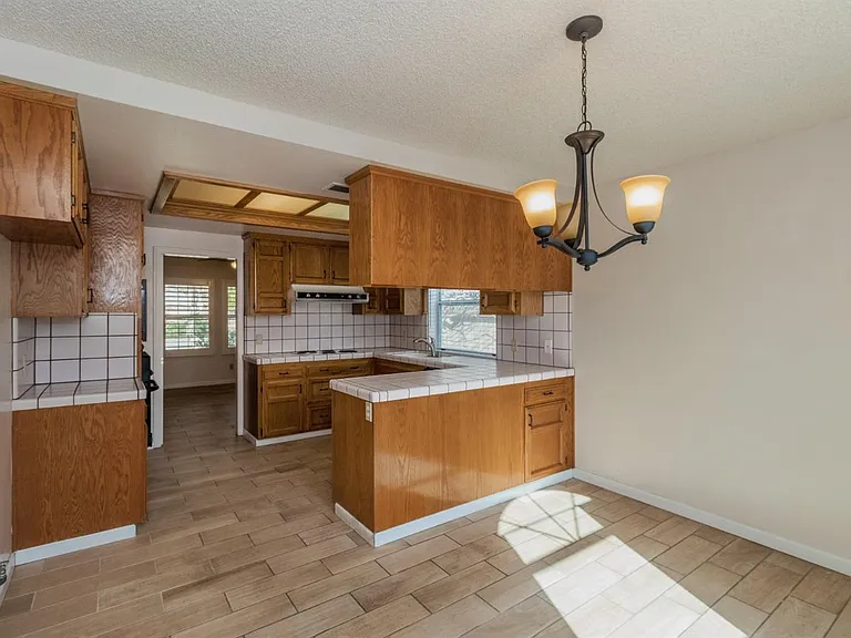 1067 E Portland Ave — Photo 8