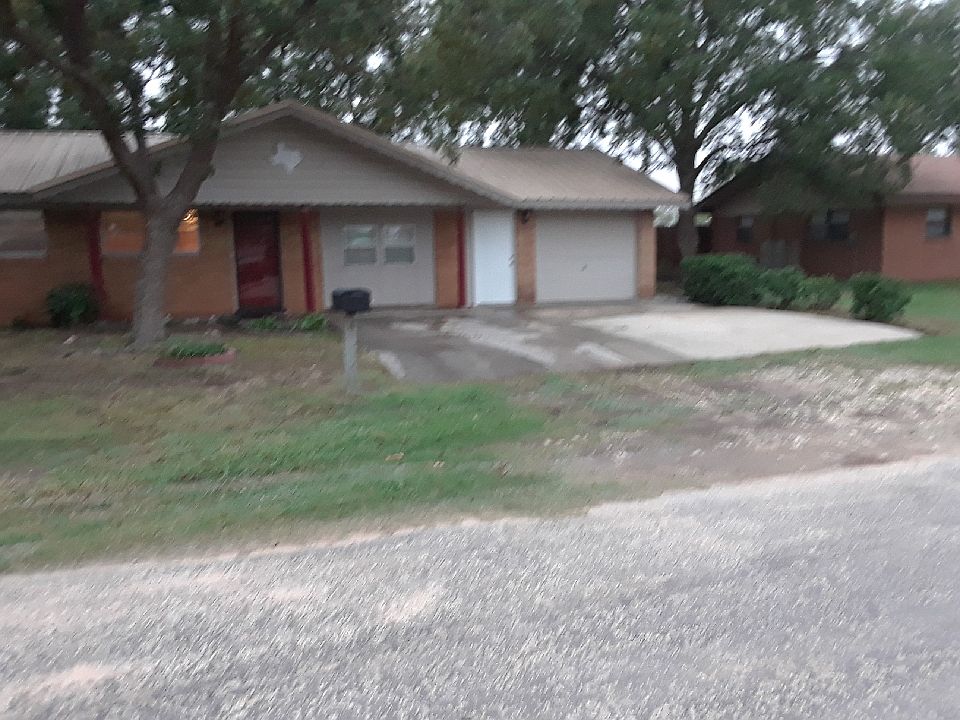 Front yard 3 car drive