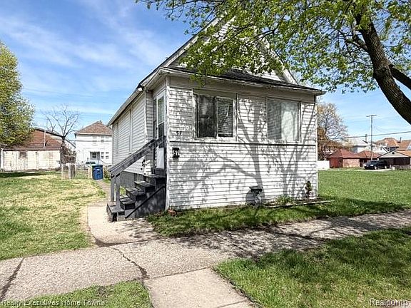 3rd image of 57 Oak St